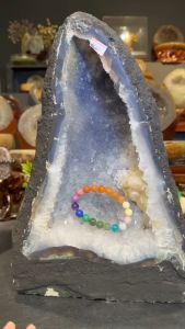 Fengshui gold element  white quartz geode with calcite  五行“金” 💯天然白水晶星空洞🌌 非常闪亮的白水晶体 透视蓝玛瑙形成星空玛瑙👍 也带有黄娇花共生 右侧方解石共生 边部玛瑙