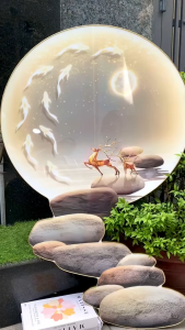 (HÌNH THẬT) Tranh treo tường đèn led hươu trên đá cuội khổ dọc trang trí decor