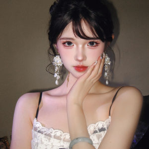 ต่างหูรูปดอกไม้ไข่มุกสีขาวสไตล์ฝรั่งเศสย้อนยุค ต่างหูรูปตุ๊กตาหวานสำหรับวันหยุด ต่างหูแบบหัวเข็มขัดสุดน่ารักสำหรับผู้หญิง