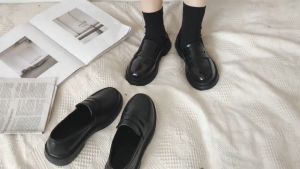 ชุดบรรทัดสวยงามแบบไม่มีส้นที่ขายดีที่สุดของผู้หญิงรองเท้าหนังสีดำ ขนาดเล็กแข็ง รวดเร็ว สวมใส่สบาย