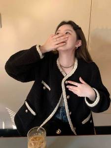 เสื้อแจ็คเก็ตขนแกะสั้นทรงหลวมสำหรับผู้หญิงในฤดูหนาวปี 2024 เสื้อคลุมกันหนาวแบบหนา อบอุ่น แขนยาว ปกติ ทรงตรง