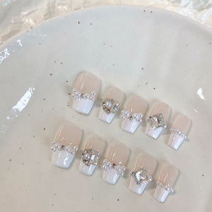 เล็บสี่เหลี่ยมสั้นกดมือ 10 เล็บปลอมสวยงาม ประดับด้วยไข่มุกและเพชรเปลือย เหมาะสําหรับผู้หญิงใช้
