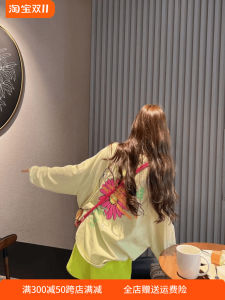 เสื้อยืดแขนยาวบางพิมพ์ลายดอกไม้สีเขียวหลังสไตล์เกาหลีสำหรับผู้หญิงในช่วงฤดูร้อน เสื้อผ้าทำงานสไตล์เกาหลีแบบลำลอง