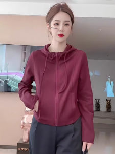 เสื้อแจ็คเก็ตฮู้ดสีแดงแฟชั่นฤดูใบไม้ร่วงสำหรับผู้หญิง 2025 ฤดูใบไม้ผลิและฤดูใบไม้ร่วง เสื้อสเวตเตอร์คอวีแบบมีซิป ทรงหลวม แขนยาว