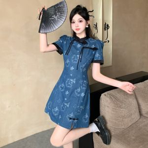 กี่เพ้ากระโปรงยีนส์แบบสั้นพิมพ์ลายผีเสื้อแบบประยุกต์สำหรับวัยรุ่นสาวชุดเดรสสไตล์จีนแบบใหม่หรูหราเบาๆใส่ช่วงฤดูร้อนสำหรับคนตัวเล็ก