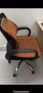 Tấm lót ghế ô tô hạt gỗ massage cao cấp phù hợp với mọi dòng xe có móc cố định vào ghế