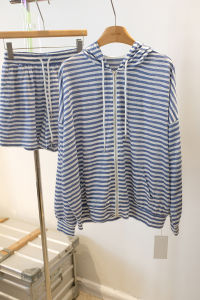 ชุดคาร์ดิแกนแขนยาวลายทางหลวมๆ พร้อมเชือกผูกเอว ชุดกางเกงขาสั้น ผ้าฝ้าย ฤดูร้อน 2024 ชุดแฟชั่นสำหรับผู้หญิง