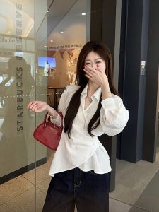 เสื้อเชิ้ตแขนยาวสีขาวสไตล์ฝรั่งเศสสำหรับผู้หญิง ทรงเข้ารูป กระดุมข้าง เอวยาว ฤดูใบไม้ผลิ 2025 จีนแผ่นดินใหญ่