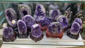 Đá Thạch Anh Tím Amethyst Phong Thủy Đế Gỗ Tự Nhiên - Đá Phong Thủy