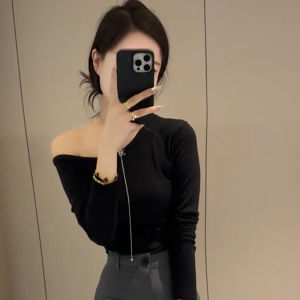 Fashionable Retro Shoulder Revealing Long Sleeve T-shirt for Women Stylish Solid Color Simple Bottom Shirt Suitable for Autumn