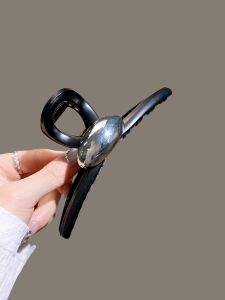 French Simple Alloy High-End Hair Claw Clip 2024 New Back of Head Bun Hair Accessories Shark Clamp Elegant Fashionable Hairpin