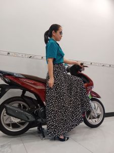 Váy xòe kaki bông nút dán