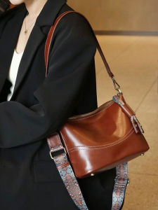 Genuine Leather Underarm Bag Womens 2024 New Arrival Work Clothing Versatile Wide-Strap Womens Cow Leather Bag Retro Shoulder Messenger Bag Bucket Bag