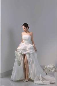 Váy cưới ngắn cúp đuôi dài xếp tầng