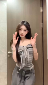 Mikoพร้อมส่ง🐰💖เสื้อปาดไหล่ ดีไซน์เชื่อกผูกหน้าอก ลายทางสีเทา ใส่ได้2แบบ เสื้อครอปรัดรูป เซ็กซี่แฟชั่นผู้หญิง สไตล์เกาหลี