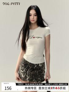 เสื้อยืดแขนสั้นพิมพ์ลายตัวอักษรพื้นฐานสำหรับวันวาเลนไทน์สำหรับผู้หญิงในฤดูใบไม้ผลิ 2025 ผ้าผสมโพลีเอสเตอร์และคอตตอน