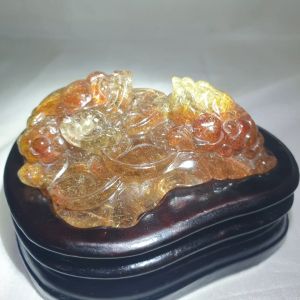 聚集铜发晶金发晶黄发晶的三色发晶双金蟾 / Three-color Hair Crystal Double Golden Toad/ Three-color hair crystal double golden toad that gathers copper hair crystal golden hair crystal yellow hair crystal