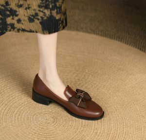 รองเท้าส้นกลางหนังแท้สีน้ำตาลสำหรับผู้หญิงในช่วงฤดูใบไม้ผลิ รองเท้าลำลองแบบผูกโบว์ รองเท้าสวมแบบสวมสบาย ส้นสูง 3-5 ซม.