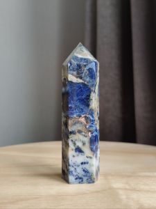 💙 โซดาไลท์ ทาวเวอร์ สีน้ำเงินเข้มๆ ชิ้นค่อนข้างใหญ่ ติดไพไรต์สีทองเล็กน้อย ลายสวยมาก เป็นอีกชิ้นที่น่าสะสม / 93 g. ( Sodalite ) ✨ ชิ้นขนาดพอเหมาะ วางตกเเต่งบ้านเก๋ๆ 🧿 สามารถสอบถามได้ตลอดเวลาครับ 📸 มี VDO ให้ชมครับ