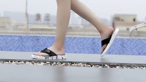 DARANE ใหม่ รองเท้าแตะลำลองผู้ชาย รองเท้าชายหาดพื้นหนาแฟชั่น พื้นนุ่มทำจากวัสดุคุณภาพสูง พร้อมฟังก์ชั่นป้องกันการลื่นไถล่าสุขภาพ