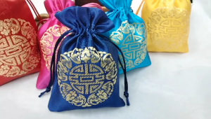 HUI ถุงผ้าซาติน  ใส่เครื่องประดับ ของชำร่วย ตรุษจีน ถุงผ้าไหมจีน มี5สี มงคล พร้อมส่งด่วน