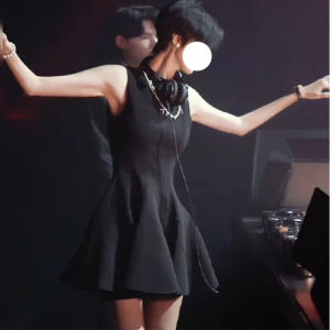 ชุดเดรสแขนกุดสีดำสไตล์ฝรั่งเศสสำหรับผู้หญิงในช่วงฤดูร้อน ชุดกระโปรงทรงเอเข้ารูปเอวสูง ชุดเดรสสีดำขนาดเล็ก ชุดเดรสยาวสั้น