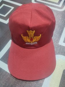 topi sekolah SD merah merah bordir tutwri belakang pake karet