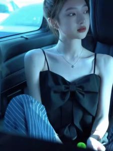 เสื้อกั๊กสายเดี่ยวสีดำสำหรับผู้หญิง ฤดูร้อน 2025 ใหม่ ดีไซน์เก๋ไก๋ ดีไซน์ผูกโบว์ เสื้อครอปสายเดี่ยว แขนกุด ทรงเข้ารูป