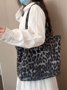 กระเป๋าผ้าแคนวาสลายเสือดาวสุดเก๋สำหรับเดินทาง กระเป๋าถือผู้หญิง กระเป๋าสะพายไหล่แบบลำลอง ความจุขนาดใหญ่ กระเป๋าผ้าคอร์ดูรอย