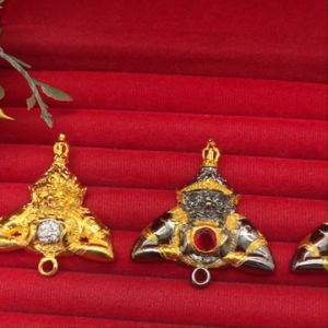 จี้ตัวคั่น หัวสร้อย ห้อยพระ จี้พระราหูอมจันทร์ ขนาด 4x3.5cm สีทองฝังเพชรสีดำ-แดง ดำ-แซฟไฟร์ แพ็คละ 1 ชิ้น พร้อมส่ง#สายมู#แก้ชง