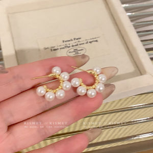 French Luxurious Pearl Earrings Crescent Moon Shape Circle Unique Design High-End Feelings Ear Jewelry Elegant Atmosphere