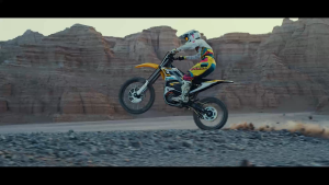 มอเตอร์ไซต์วิบากไฟฟ้า Electric Dirt Bike ยี่ห้อ SURRON รุ่น Storm Bee (2026 New Release) มอเตอร์ 22.5kW แรงบิด 520Nm วิ่งฉิว 110 กม./ชม. แบต 104V/55Ah วิ่งไกล 120 กม. พร้อม Turbo Mode จัดเต็มทุกสนาม ทุกเส้นทาง!