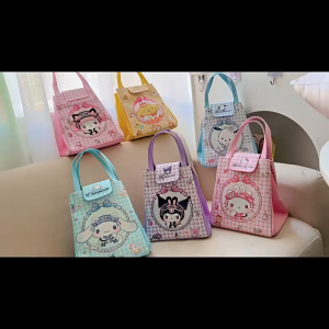 👜พื้นที่เยอะกว่าที่ตาเห็น!✨กระเป๋าถือ ลายการ์ตูน วัสดุหนัง pu ด้านข้างมีกระดุม 2 ด้านสามารถปลดออกเพื่อขยายขนาด หรือเปลี่ยนทรงกระเป๋าได้ ด้านบนมีที่ปิดกระเป๋ากันของตกหล่น ขนาด 17×20×21 cm.