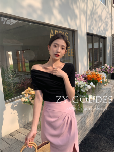 เสื้อยืดคอกลมแขนสั้นทรงสลิมฟิตสำหรับฤดูร้อน 2022 ดีไซน์เกาหลี คอวี กระโปรงสั้นเอวสูง ไหล่เดียว แฟชั่นผู้หญิง