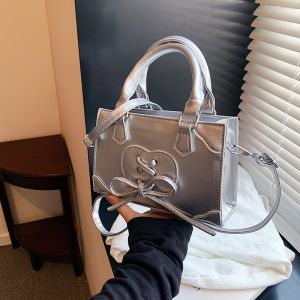 กระเป๋าสะพายข้างสี่เหลี่ยมเล็กเงินแฟชั่นสำหรับผู้หญิง กระเป๋าสะพายข้างแบบสะพายไหล่เดียว กระเป๋าสะพายข้างแบบมอเตอร์ไซค์ กระเป๋าถือแบบสะพายข้าง