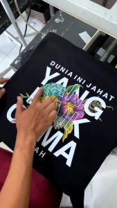 T-Shirt Kaos Custom Dunia Ini Jahat Yang Baik Cuma Ibu Bisa Request Pakai Foto Bisa Pakai Nama Terbaru 2024 Murah Terbaru Viral Distro Premium Bandung Atasan Pria Atasan Wanita BISA COD - TAZORA CUSTOM