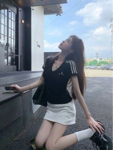 GUZILIAN | Retro American Black V-neck Short-sleeved Slim Fit Womens T-shirt Summer Design Sensation Shoulder Insertion Regular-length Top