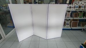 ฉากบังตา ฉากเสริมฮวงจุ้ย ฉากกั้นห้อง สำเร็จรูป ฉากกั้นห้องพระ ฉากออกบูธ ป้ายโฆษณา ติดสติ๊กเกอร์ได้ วางเป็นตัว L สีขาว 3 บานพับๆละ 60ซม. สูง 125 ซม., รูปแบบสีขาว 60 ซม. สูง 125 ซม