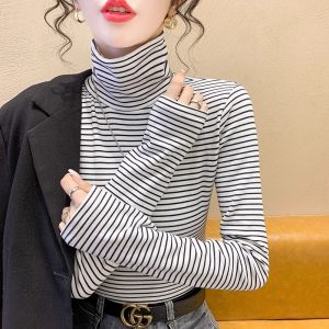 เสื้อยืดคอกลมแขนยาวบุขนแกะหนาสำหรับผู้หญิงในฤดูใบไม้ร่วงและฤดูหนาว เสื้อชั้นในทรงเข้ารูปลายทาง เสื้อผ้าทำงานสไตล์เกาหลี