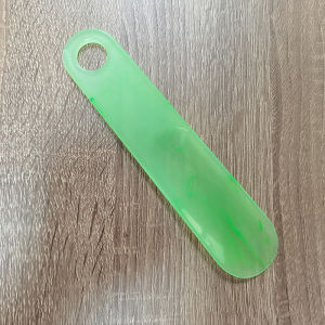 กีบข้างพลาสติกขนาดเล็กพกพาสะดวก ไม่โค้งง่าย มีด้ามจับสั้น อุปกรณ์สำหรับใส่รองเท้า สำหรับใช้ในบ้าน