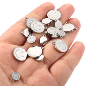 จี้ใบหน้ายิ้ม Relief สแตนเลสขัดเงาเครื่องประดับสร้อยคอแบบ DIY สร้อยข้อมือติดป้ายการกัดกร่อน