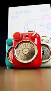 (กระเป๋าผ้าสักหลาด ฟรี)MUZEN Melody Pod MW-P3I ลำโพงพกพา เสียงชัด แบตเตอรี่อึดทนนานกว่า 7 ชั่วโมง ออกแบบเหมือนอุปกรณ์เสริม ใช้งานมือเดียว ไอเดียของขวัญ สีแดง