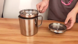 1.2L 304 Stainless Steel Oil Strainer Pot Filter Oil Pot with Lid and Tray Kitchen Cooking Oil Dispenser