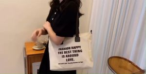 กระเป๋ามาใหม่พร้อมส่ง กระเป๋าถือกระเป๋าสะพายไหล่ ผ้าแคนวาส แถมตุ๊ตา