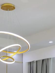 LED โคมไฟแขวน การออกแบบที่ทันสมัย ไตรรงค์ หรี่แสงได้ สามแหวน โคมไฟเพดานแบบหยด ยุโรปตอนเหนือ การออกแบบเชิงสร้างสรรค์ ปรับความยาวได้ ใช้ได้กับ ห้องนั่งเล่น ห้องนอน ห้องทานอาหาร ห้องครัว สำนักงาน โรงแรม คาเฟ่ แสงไฟตกแต่ง