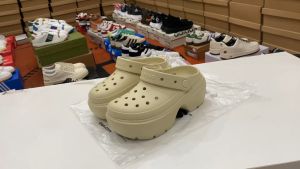 รองเท้าแตะ Cr--ocs sliders สีครีม สวยฮิต สวมใส่สบาย สําหรับผู้หญิง และผู้ชาย การันตรีคุณภาพ