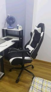 Bàn gaming chân sắt BG-Y mặt gỗ 17mm dễ dàng lắp ráp. Thiết kế hầm hố tích hợp lỗ luồn dây kiểu dáng hiện đại