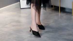 one option: "เปิดส้นรองเท้า รองเท้าส้นสูง รองเท้าแตะแฟชั่น รองเท้าที่ส่องแสง รองเท้าที่ทำให้คุณดูดี รองเท้าผู้หญิง รองเท้าส้นสูง รที่ส่องแสง