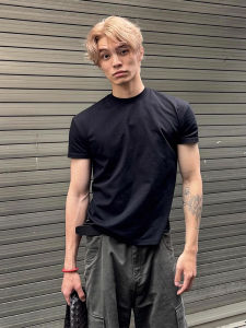 เสื้อยืดแขนสั้นทรงบ็อกซี่สีดำสำหรับผู้ชาย ทรงปกติ ระบายอากาศได้ดี ใส่สบาย ฤดูร้อน 2025 เสื้อยืดคอกลมแขนสั้น