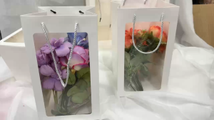 ถุงของขวัญ หูหิ้วเชือก ใส่ช่อดอกไม้ ใส่ตุ๊กตา กระดาษหนา หน้าใส่ คุณภาพดี 35 ซม. พร้อมส่ง